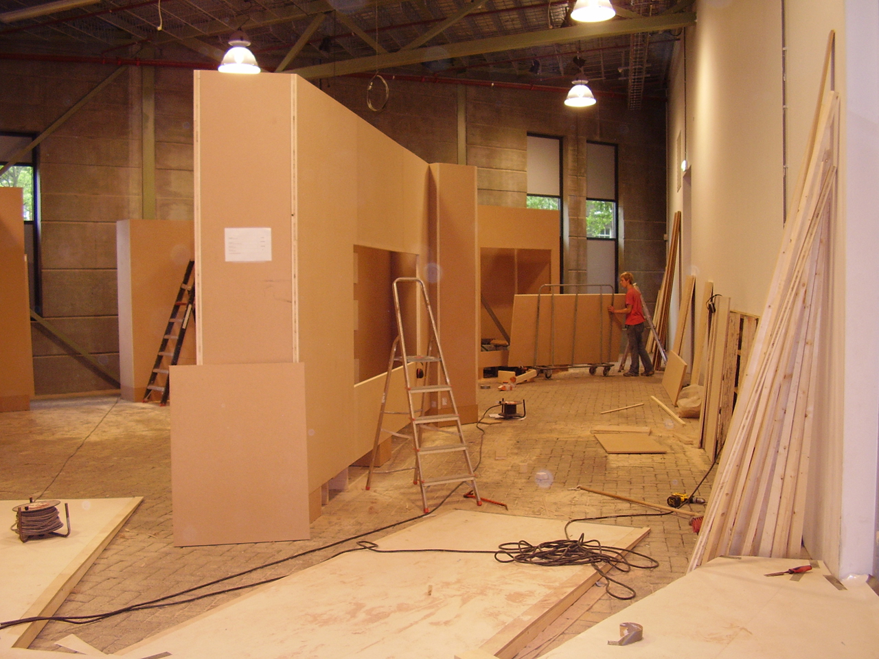 Opbouwen tentoonstelling in spoorwegmuseum. Aannemer Urbanizer